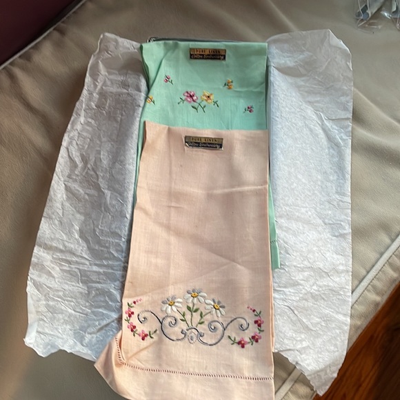 4 pieces - New Excellent Condition Irish Linens - Picture 2 of 8